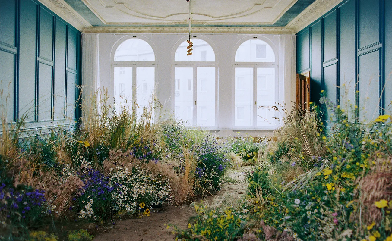 Carolin Ruggaber: Floral Art with Nature’s Power and Urban Edge